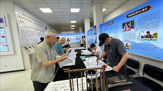 臨潢家園社區(qū)居民在書法練習(xí)室練習(xí)書法。人民網(wǎng)記者 金洪花攝