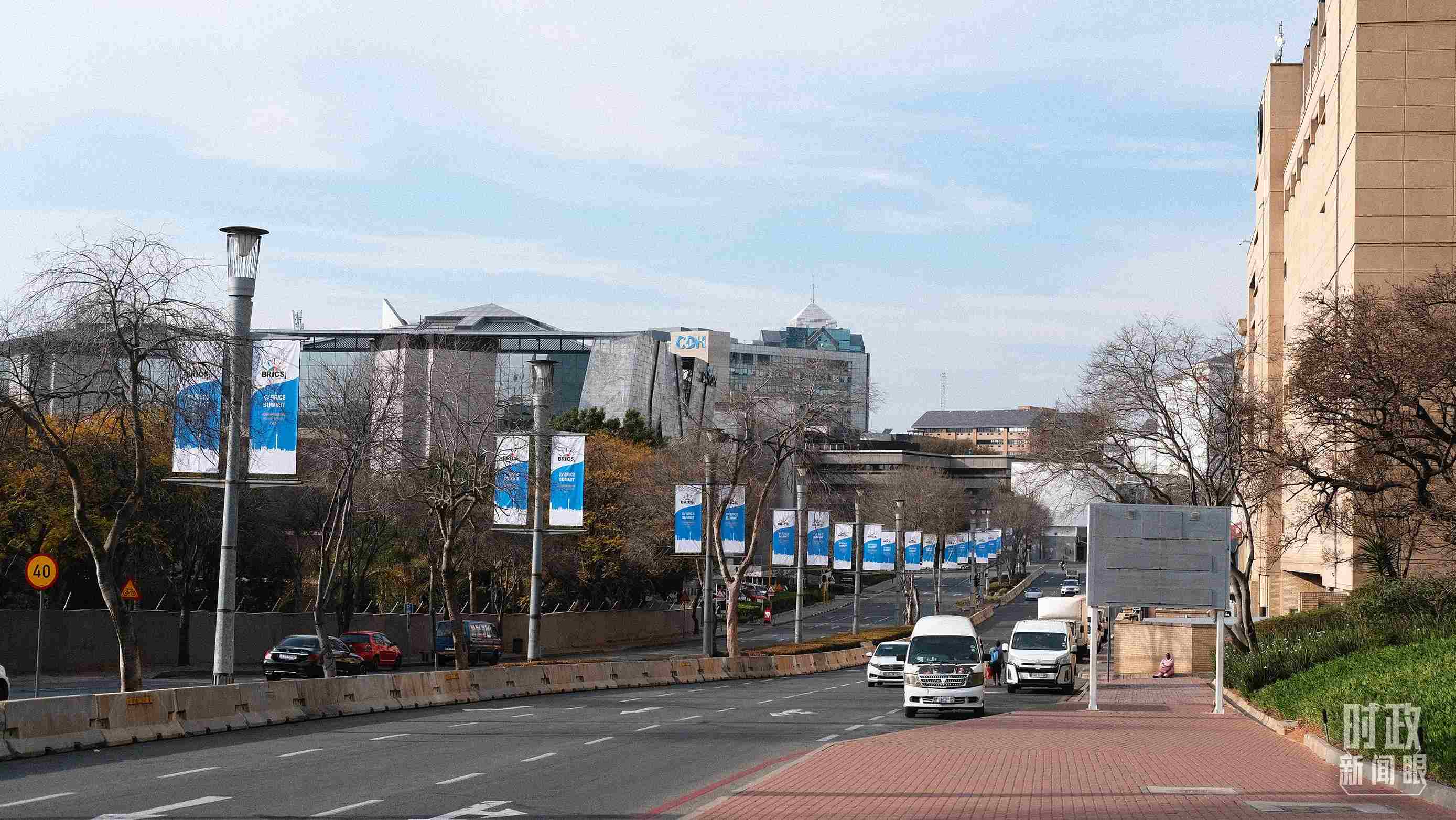 △約翰內(nèi)斯堡，街頭懸掛金磚峰會條幅。（總臺央視記者盧心雨拍攝）