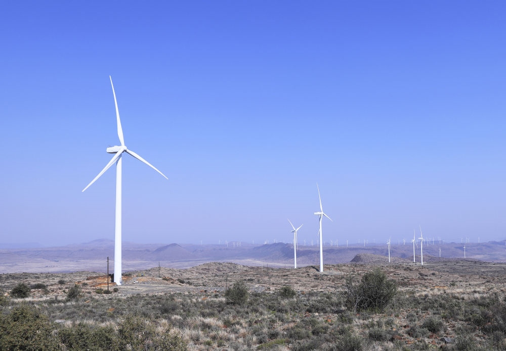 這是在南非北開普省德阿鎮(zhèn)拍攝的德阿風(fēng)電項(xiàng)目風(fēng)機(jī)（2023年8月10日攝）。由中國龍?jiān)措娏瘓F(tuán)南非公司運(yùn)營的德阿風(fēng)電項(xiàng)目每年發(fā)電量超過7.5億千瓦時(shí)，相當(dāng)于節(jié)約20多萬噸標(biāo)準(zhǔn)煤，減排二氧化碳約70萬噸。