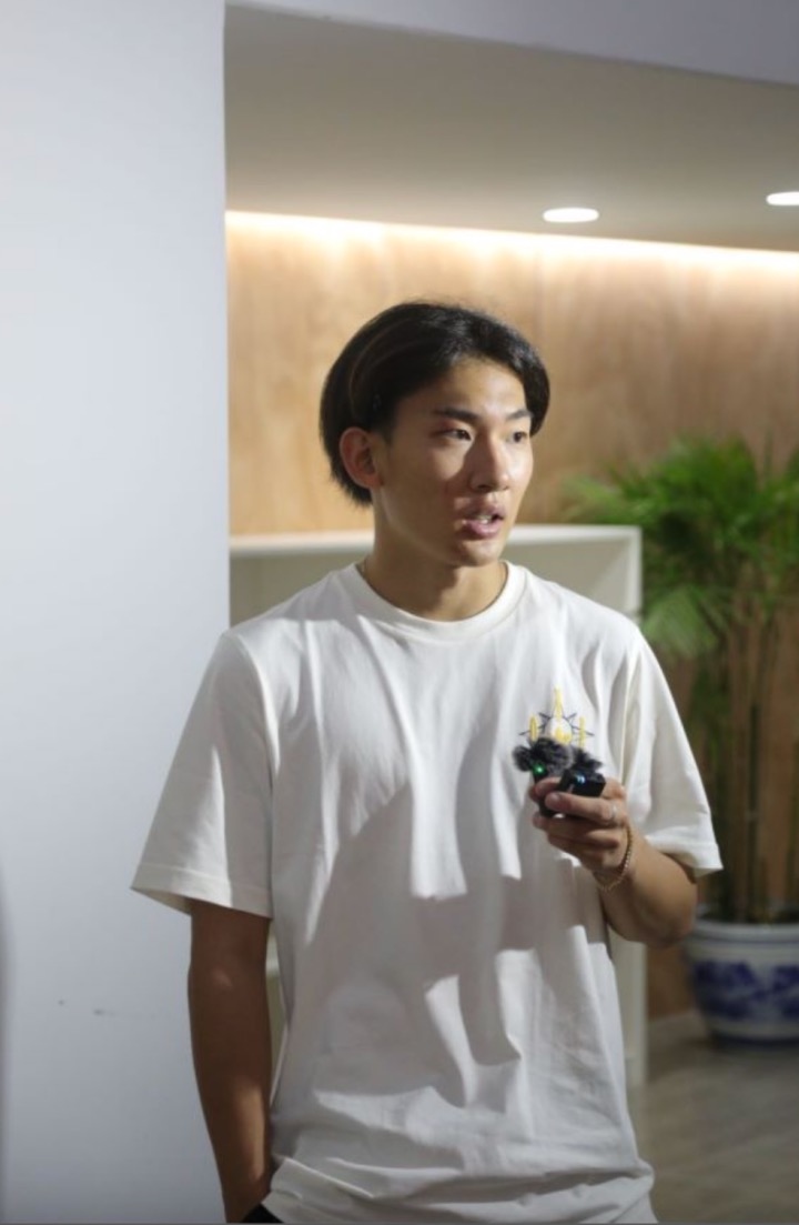 蘇翊鳴接受媒體采訪。