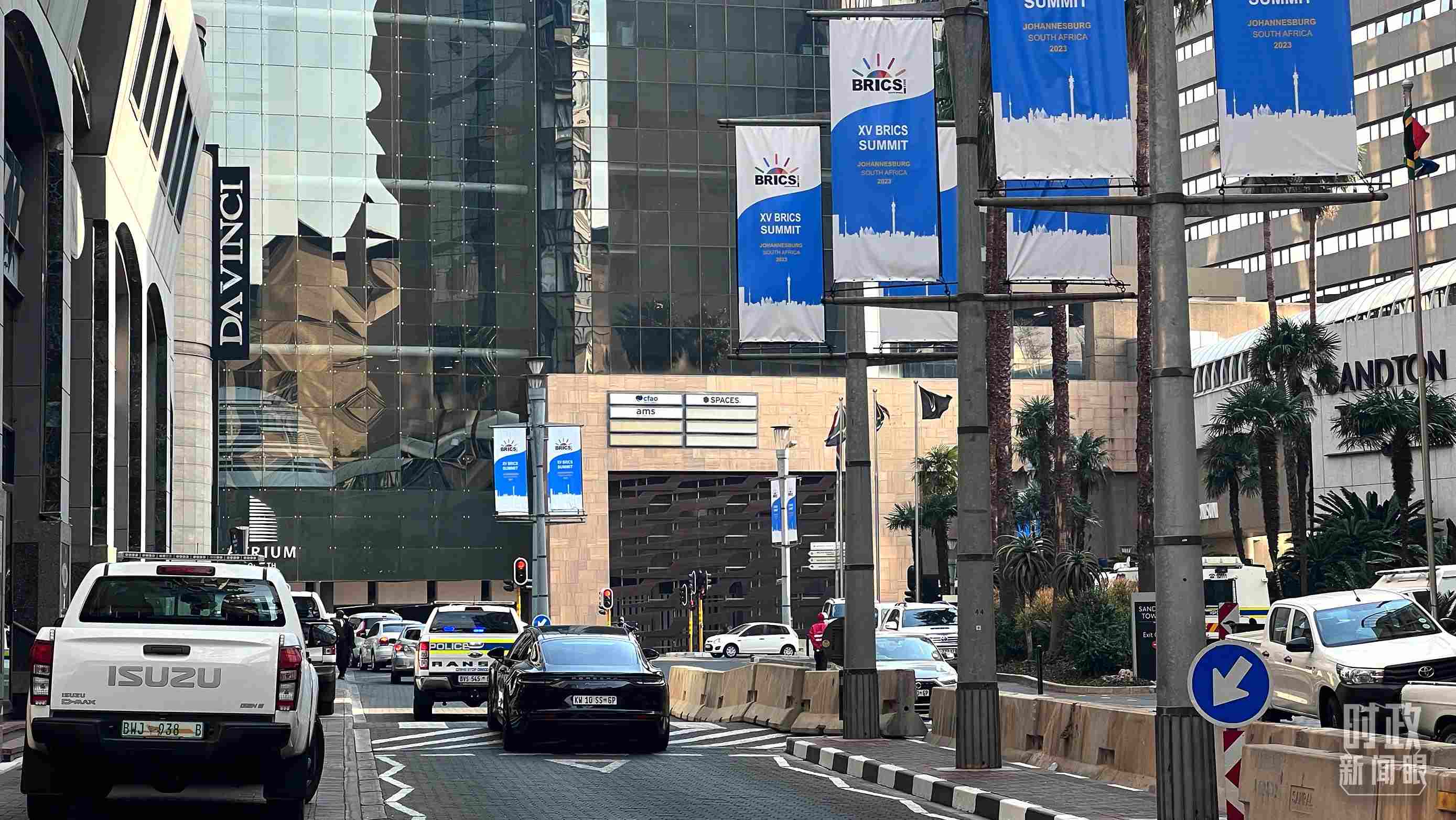 △約翰內(nèi)斯堡街頭的金磚元素。（總臺央視記者程鋮拍攝）