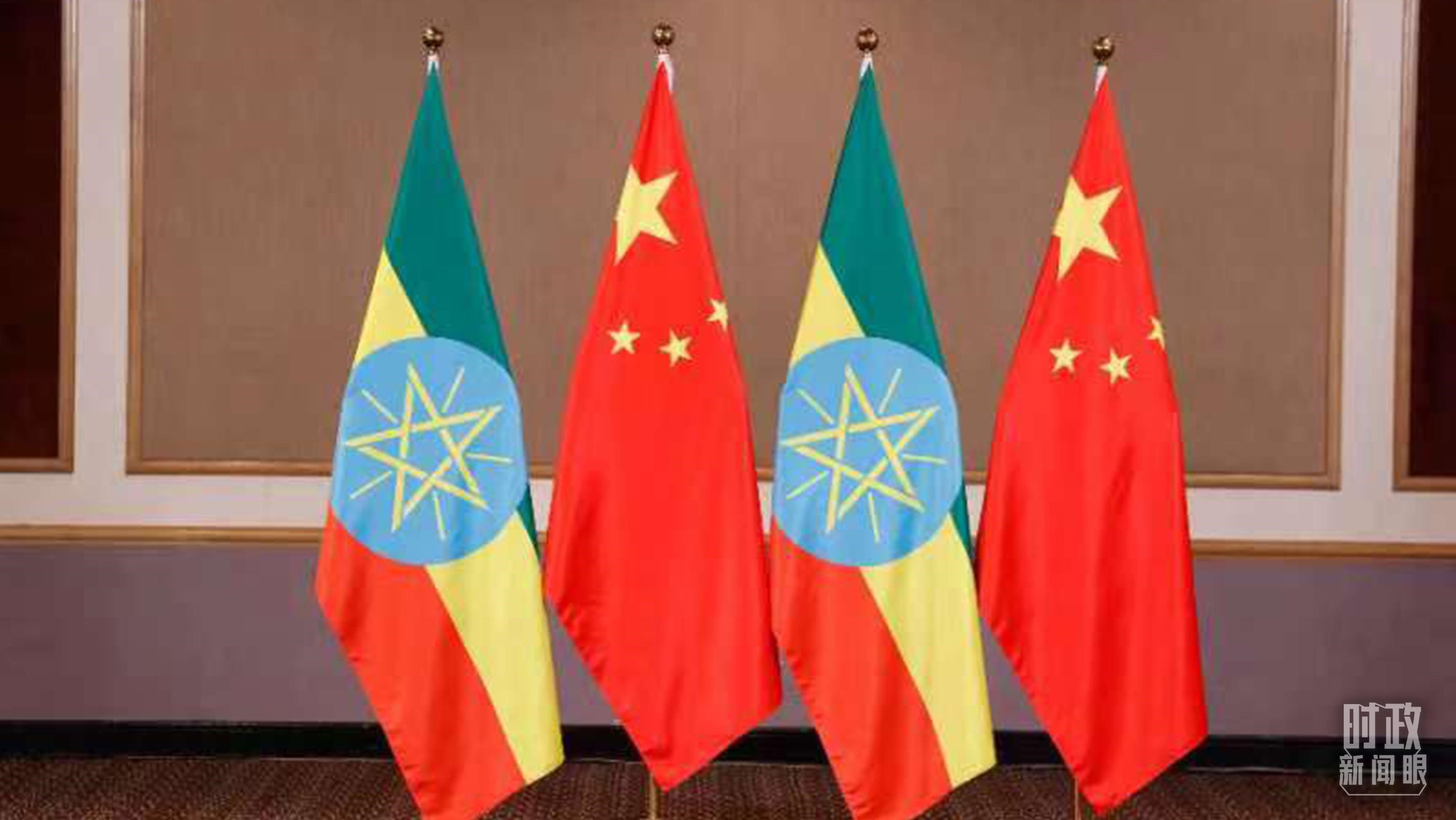 △會見現(xiàn)場的中國、埃塞兩國國旗。（總臺央視記者耿小龍拍攝）