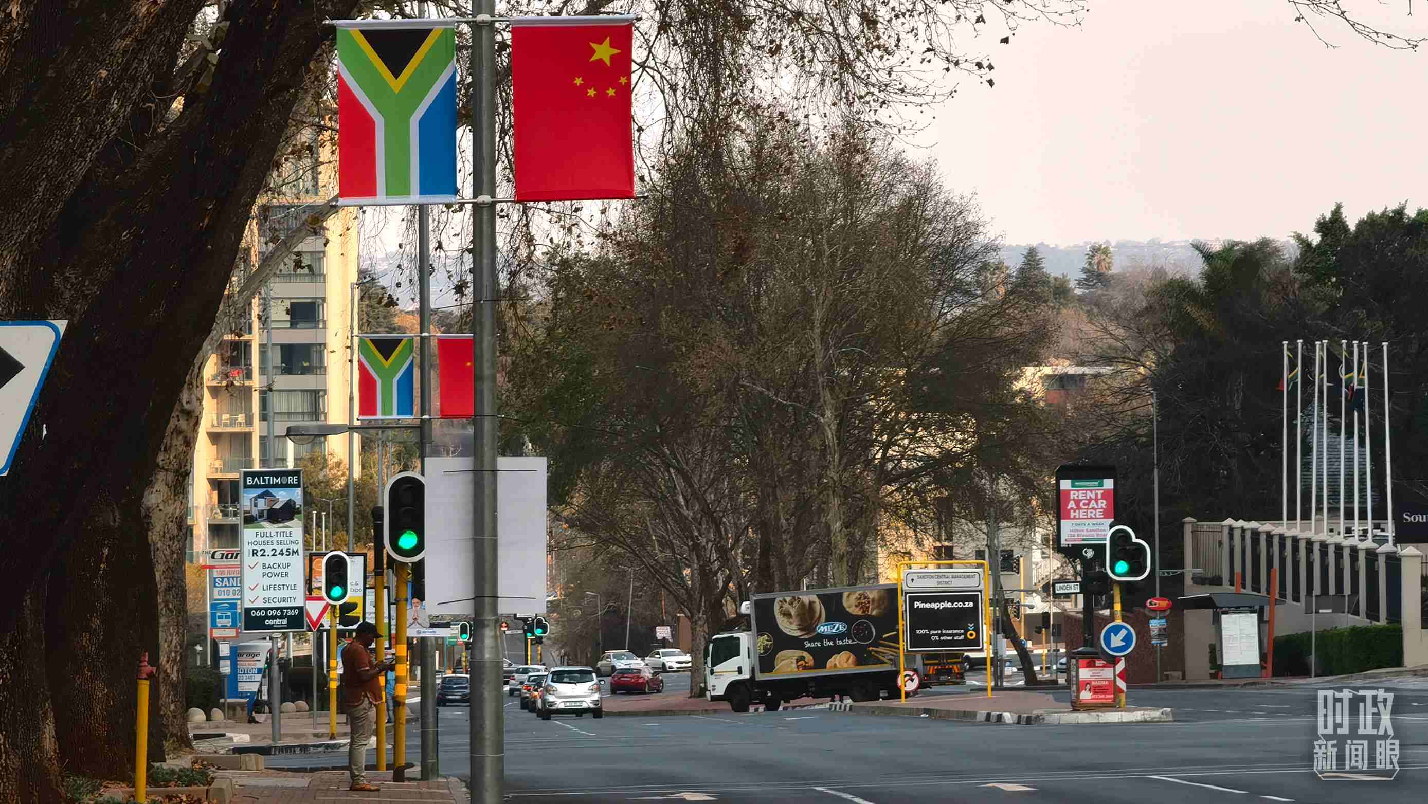 △約翰內(nèi)斯堡街道兩側(cè)懸掛的中國國旗。（總臺央視記者韓銳拍攝）