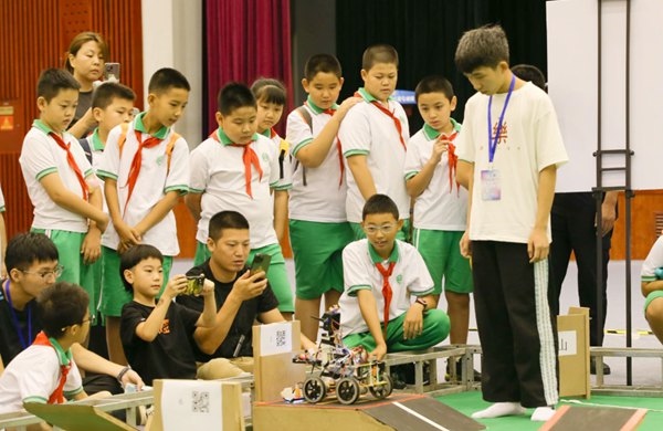 青少年學(xué)生現(xiàn)場(chǎng)觀看比賽。北京工商大學(xué)供圖