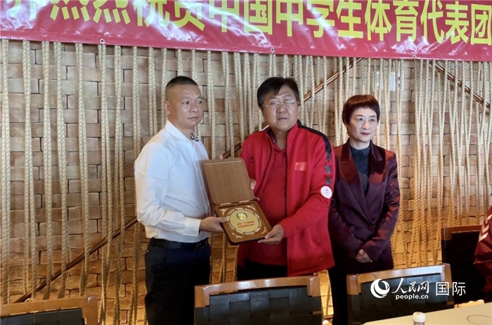 巴西中國(guó)和平統(tǒng)一促進(jìn)會(huì)會(huì)長(zhǎng)王俊曉向中國(guó)中學(xué)生體育代表團(tuán)團(tuán)長(zhǎng)劉立新贈(zèng)送紀(jì)念品。人民網(wǎng)記者 宋亦然攝