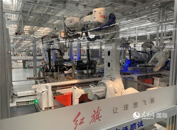 一汽—紅旗繁榮工廠(chǎng)內(nèi)的智能機(jī)器人。人民網(wǎng) 宋歌攝