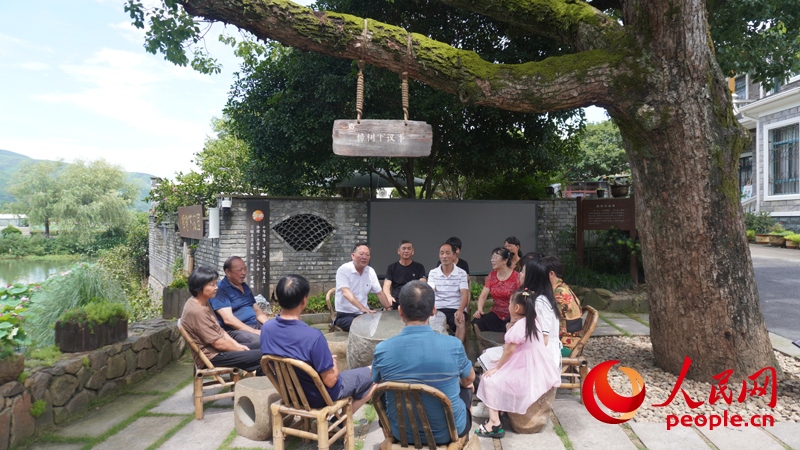 余杭區(qū)徑山鎮(zhèn)小古城村村民在“樟樹(shù)下議事”。人民網(wǎng)肖聰聰攝