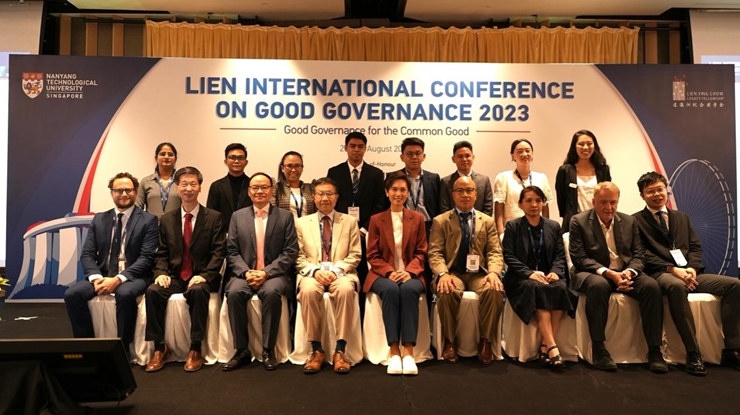 與會(huì)嘉賓和新書的編者及章節(jié)作者合影。新加坡南洋理工大學(xué)供圖