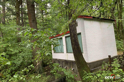 (被保護在房子內(nèi)的泉眼連接著管道 央視網(wǎng)記者 王靜遠 攝)