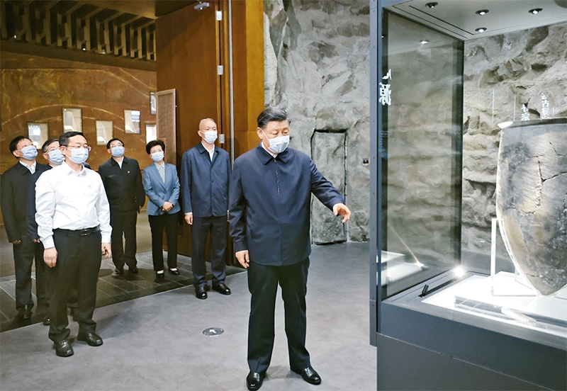 2023年6月2日，中共中央總書記、國家主席、中央軍委主席習(xí)近平在北京出席文化傳承發(fā)展座談會(huì)并發(fā)表重要講話。這是座談會(huì)前，習(xí)近平2日下午在中國歷史研究院考察。 新華社記者 鞠鵬/攝