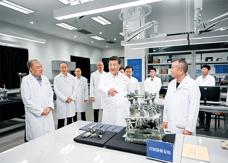 2023年7月25日至27日，中共中央總書記、國家主席、中央軍委主席習(xí)近平在四川考察。這是26日下午，習(xí)近平在位于德陽市廣漢市的三星堆博物館文物保護(hù)與修復(fù)館，同現(xiàn)場工作人員親切交流。 新華社記者 謝環(huán)馳/攝