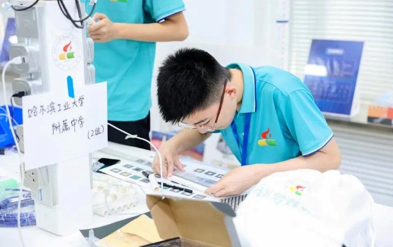 △今年7月，“逐夢蒼穹”科技主題教育活動在北京市八一學(xué)校舉辦。來自全國各地的百余名師生，在動手實(shí)踐中學(xué)習(xí)航天知識、提高創(chuàng)新能力。