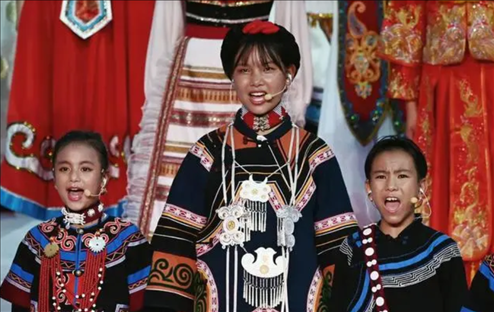 △今年7月，在成都大運(yùn)會開幕式上，從大山深處走來的孩子們，自信地站在舞臺中央，以歌聲表達(dá)對未來的憧憬。