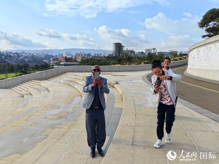 亞的斯亞貝巴友誼廣場(chǎng)的游客與人民網(wǎng)記者互動(dòng)。人民網(wǎng)記者 陳星星攝