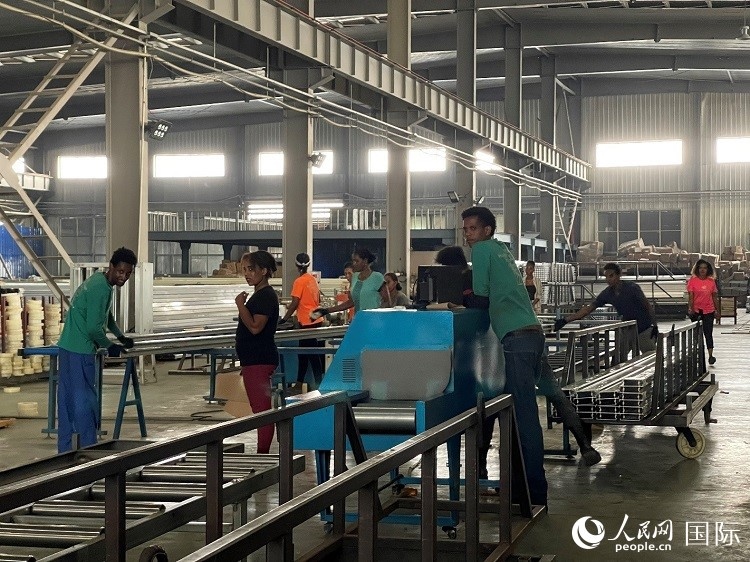 東方工業(yè)園華嘉鋁業(yè)生產(chǎn)車間。人民網(wǎng)記者 趙艷紅攝