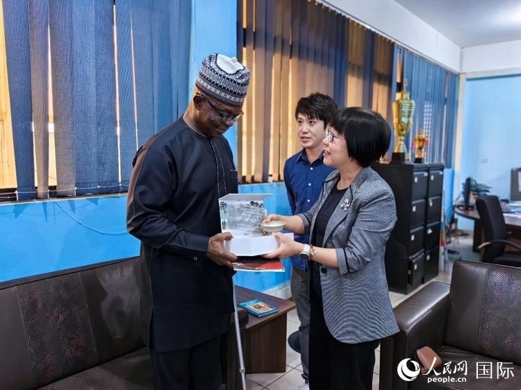 人民網(wǎng)監(jiān)事會(huì)主席唐維紅（右一）帶隊(duì)訪問(wèn)尼日利亞通訊社，與該社總裁布克·龐勒（左一）交流。人民網(wǎng)記者 陳星星攝