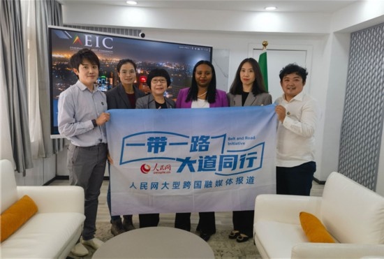 埃塞俄比亞投資委主任萊利斯（右三）、萬巧云（左二）與人民網(wǎng)記者合影。