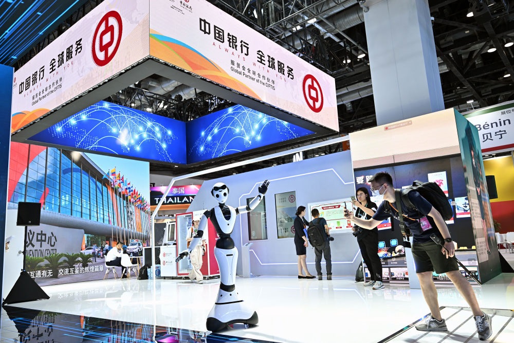 9月1日，媒體記者在國家會議中心中國銀行展臺拍攝一款迎賓接待機(jī)器人。新華社記者 李鑫 攝
