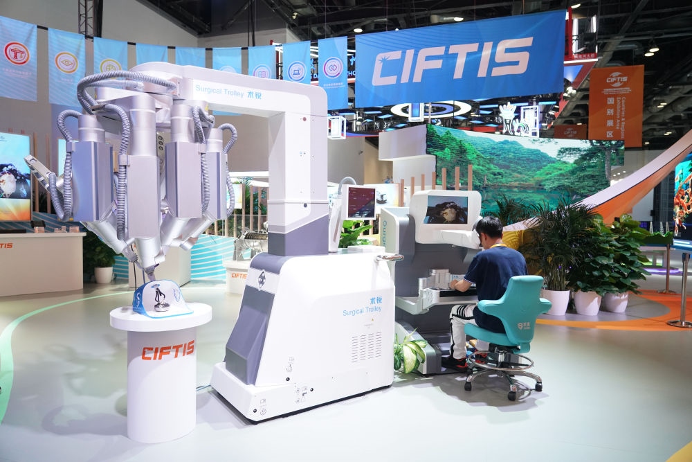 這是9月1日在國家會議中心拍攝的一款單孔腔鏡手術(shù)機(jī)器人。新華社記者 任超 攝