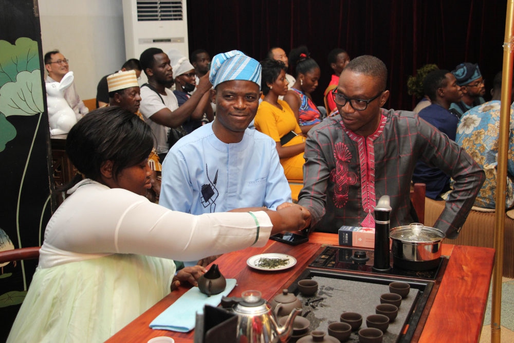 人們?cè)谪悓幙仆信悓幹袊?guó)文化中心“茶和天下·雅集——青島有禮”文化交流活動(dòng)上品茶。