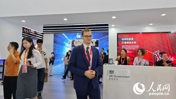 9月2日，英國館館長、英國商業(yè)貿(mào)易部市場推廣主管康鵬接受人民網(wǎng)記者采訪。人民網(wǎng)記者 趙雯博攝