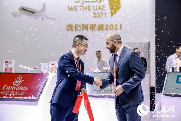 9月3日，阿聯(lián)酋駐華大使館臨時代辦、副館長哈利德·沙赫參贊與中國貿(mào)促會聯(lián)絡(luò)部二級巡視員楊曉軍揭幕阿聯(lián)酋國家館。圖片由阿聯(lián)酋駐華大使館提供