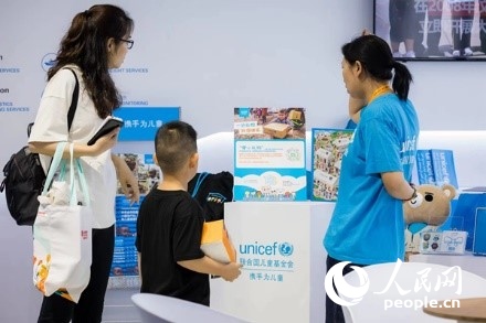 9月2日，觀眾駐足聯(lián)合國兒童基金會展館。圖片由聯(lián)合國兒童基金會提供