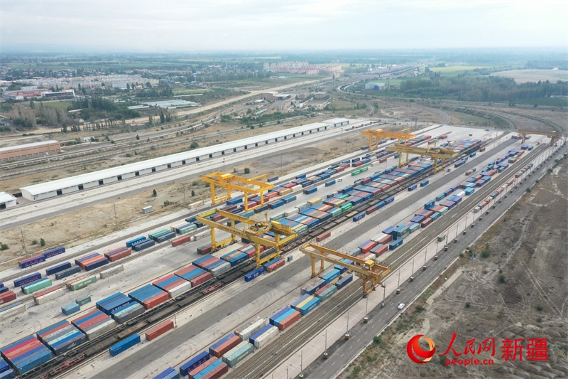 8月8日，在霍爾果斯口岸換裝廠區(qū)，工人正在進(jìn)行吊箱作業(yè)。 人民網(wǎng)記者 張力洋攝