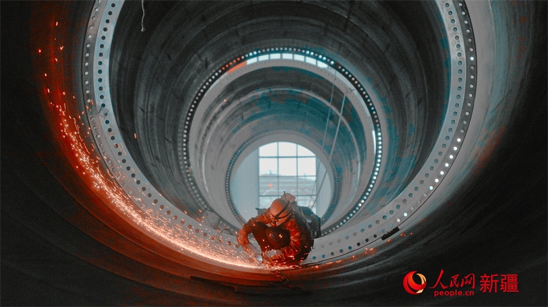 中國水利水電四局（塔城）裝備制造基地，工人們正在開展作業(yè)。 人民網(wǎng) 李欣洋攝