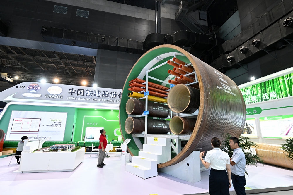 9月2日，在國家體育館舉行的服貿(mào)會環(huán)境服務(wù)專題展上，客商在中國鐵建展位竹纏繞管廊旁了解信息。新華社記者 李鑫 攝