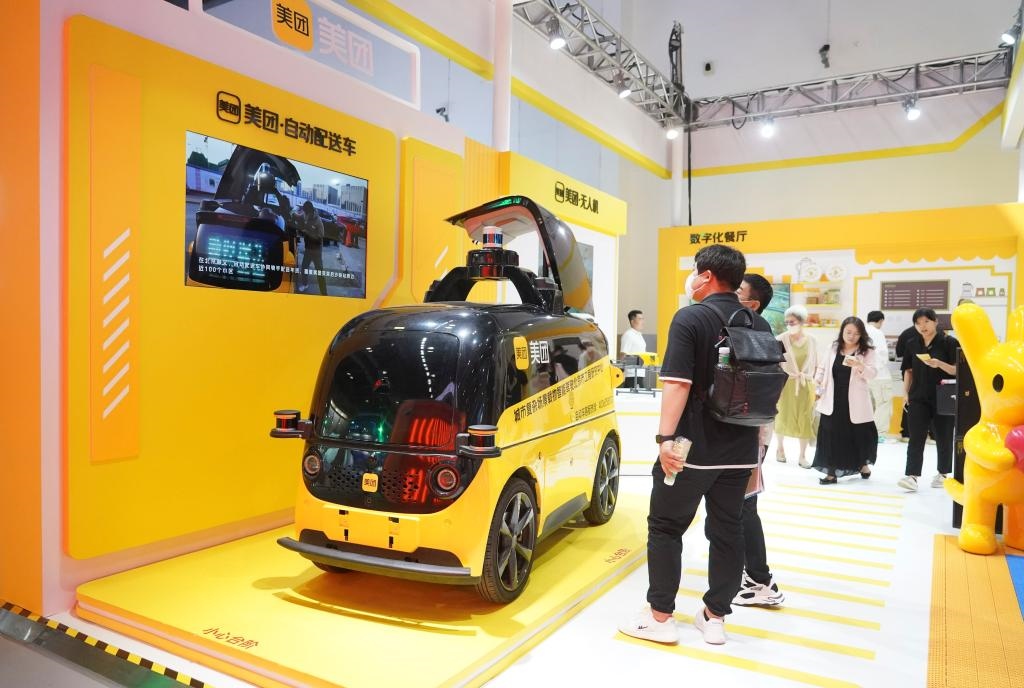 9月4日，在2023年服貿(mào)會(huì)國家會(huì)議中心美團(tuán)展臺(tái)，觀眾參觀一款自動(dòng)配送車。新華社記者 劉嶺逸 攝