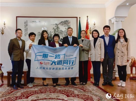胡長春大使、駐非盟使團(tuán)工作人員與人民網(wǎng)記者合影。