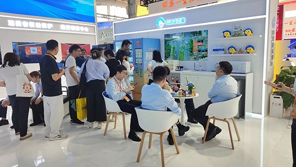 銀行機構“勞動者港灣”的服務理念，吸引觀展群眾上前咨詢。人民網(wǎng)記者 李彤攝