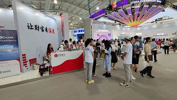 在銀行展臺，“溫度”成為了高頻詞匯。人民網(wǎng)記者 李彤攝