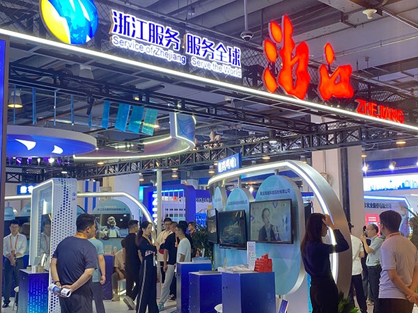 在浙江省交易團展區(qū)，數(shù)字支付技術吸引了觀展群眾的目光。人民網(wǎng)記者 李彤攝