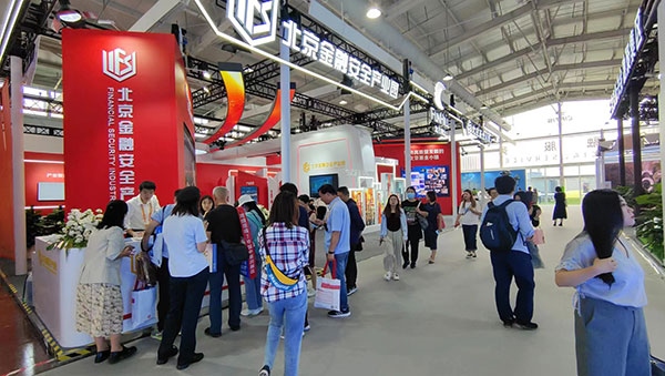 金融安全、投資者教育是金融服務展區(qū)知識科普的重要展示環(huán)節(jié)。人民網(wǎng)記者 李彤攝