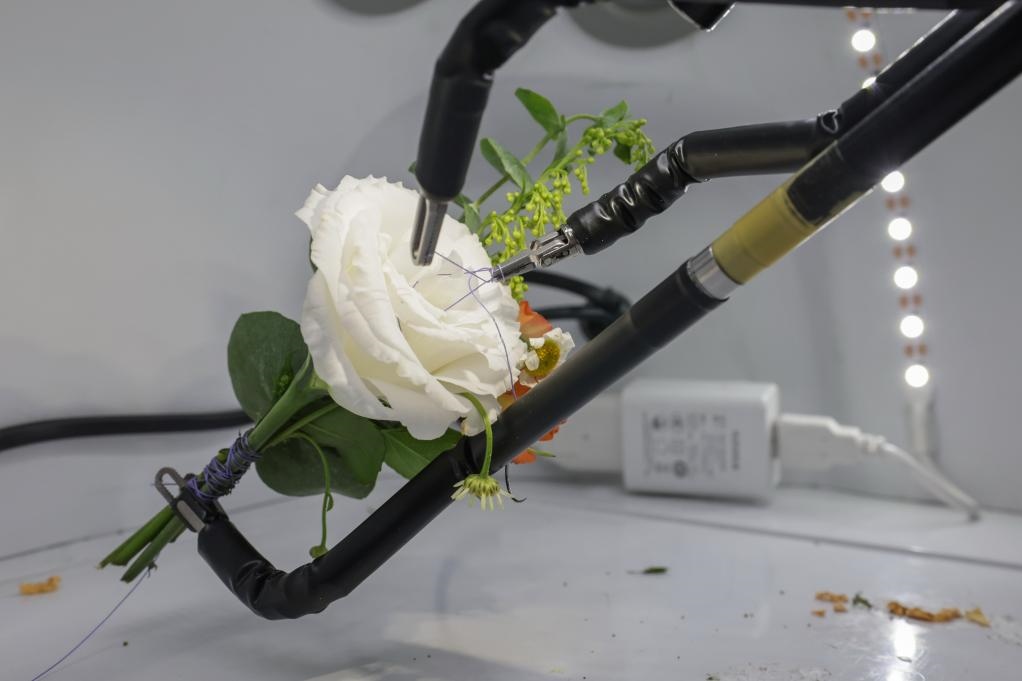 9月4日，在服貿(mào)會(huì)首鋼園區(qū)北京友誼醫(yī)院展臺(tái)，圖邁單臂腔鏡手術(shù)機(jī)器人用手術(shù)線打結(jié)。新華社記者 張玉薇 攝