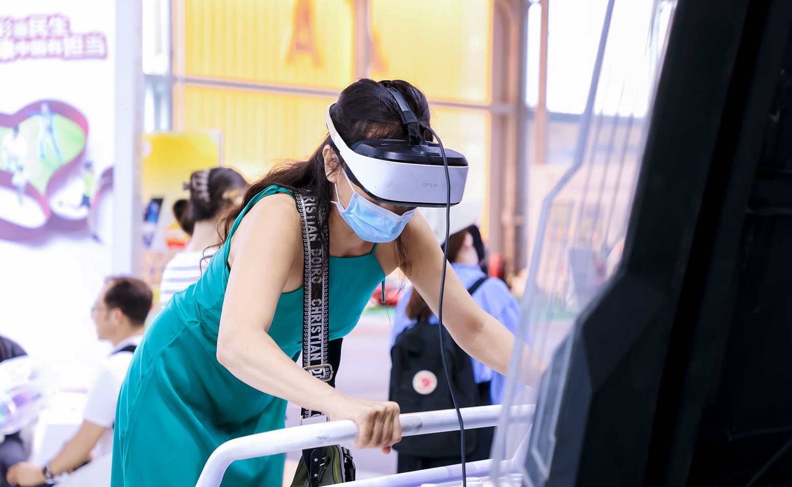 觀眾參與AI體驗。圖片來源：中國國際服務貿易交易會