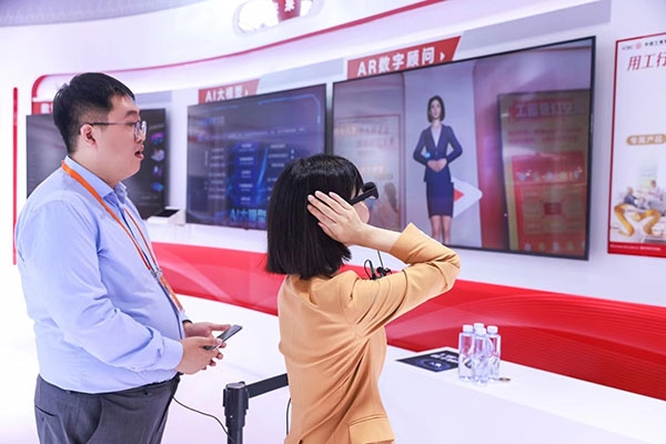 在工商銀行展臺，數(shù)字員工“工曉伴”與觀展游客互動。受訪者供圖