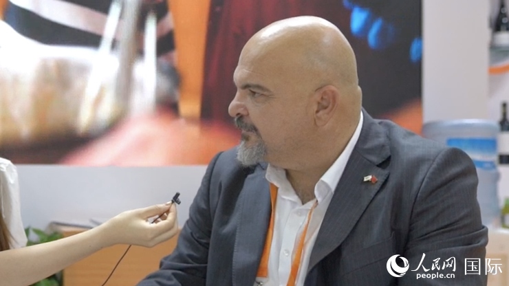 塞浦路斯首席經(jīng)濟(jì)商務(wù)參贊歐陽(yáng)路接受記者采訪。人民網(wǎng) 王禹蘅攝