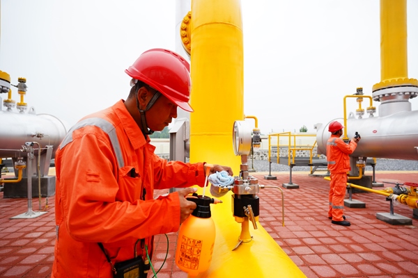 西氣東輸湖廣輸氣分公司員工在投產(chǎn)現(xiàn)場(chǎng)進(jìn)行天然氣驗(yàn)漏檢測(cè)。唐瑋峰攝