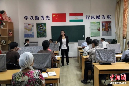 2014年，塔吉克斯坦國立民族大學(xué)的孔子學(xué)院內(nèi)，教師正在為塔吉克斯坦學(xué)生授課。田冰 攝
