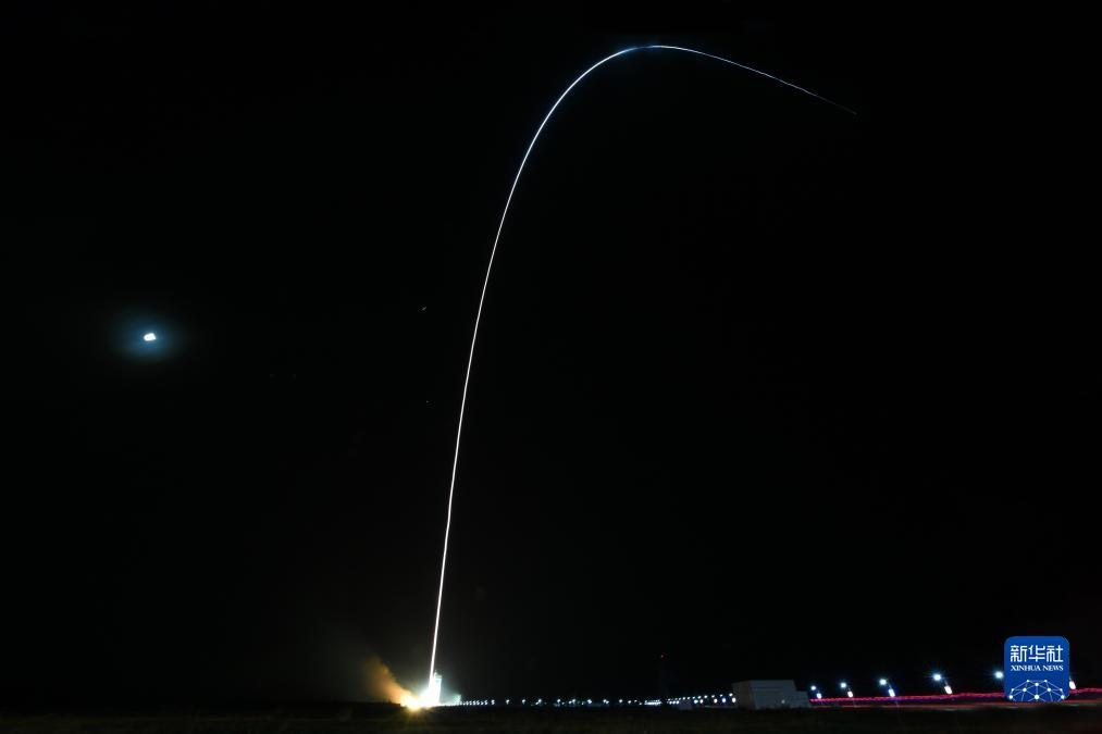 9月7日02時(shí)14分，我國在酒泉衛(wèi)星發(fā)射中心使用長征四號(hào)丙運(yùn)載火箭，成功將遙感三十三號(hào)03星發(fā)射升空，衛(wèi)星順利進(jìn)入預(yù)定軌道，發(fā)射任務(wù)獲得圓滿成功。新華社發(fā)（汪江波 攝）