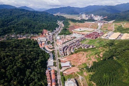 磨憨口岸俯瞰，右前方高層白色建筑群為老撾境內(nèi)。人民網(wǎng)記者 符皓攝