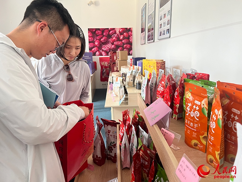 消費(fèi)者在選購(gòu)產(chǎn)品。人民網(wǎng)記者 常雪梅攝