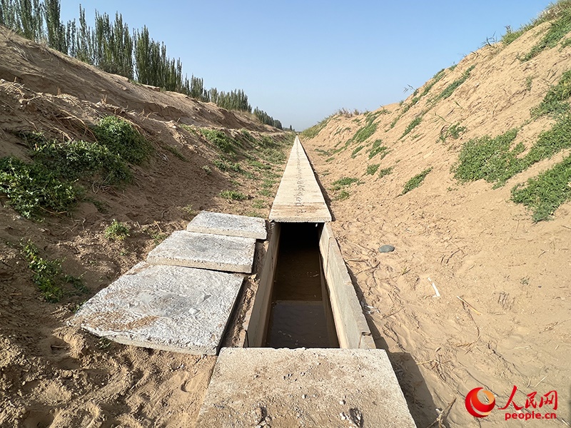 打開蓋板，可見水在寬一米、深一米的渠道內(nèi)暢通流過。人民網(wǎng)記者 常雪梅攝