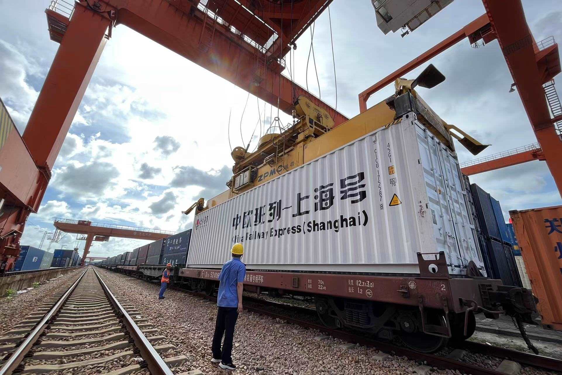 鐵路上海貨運(yùn)中心閔行站貨場(chǎng)內(nèi)，吊機(jī)在貨運(yùn)員的監(jiān)裝下進(jìn)行裝車落箱作業(yè)。人民網(wǎng) 皇甫萬里攝