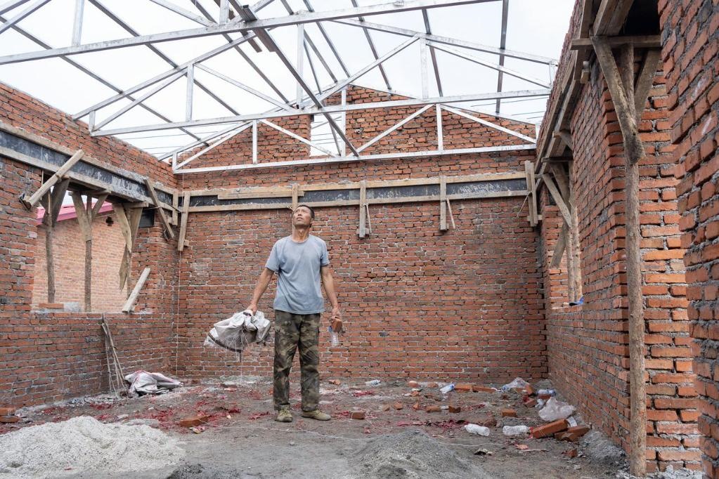 近日，在黑龍江省尚志市老街基鄉(xiāng)基豐村，村民劉環(huán)茂查看新建的房屋。新華社記者 謝劍飛 攝