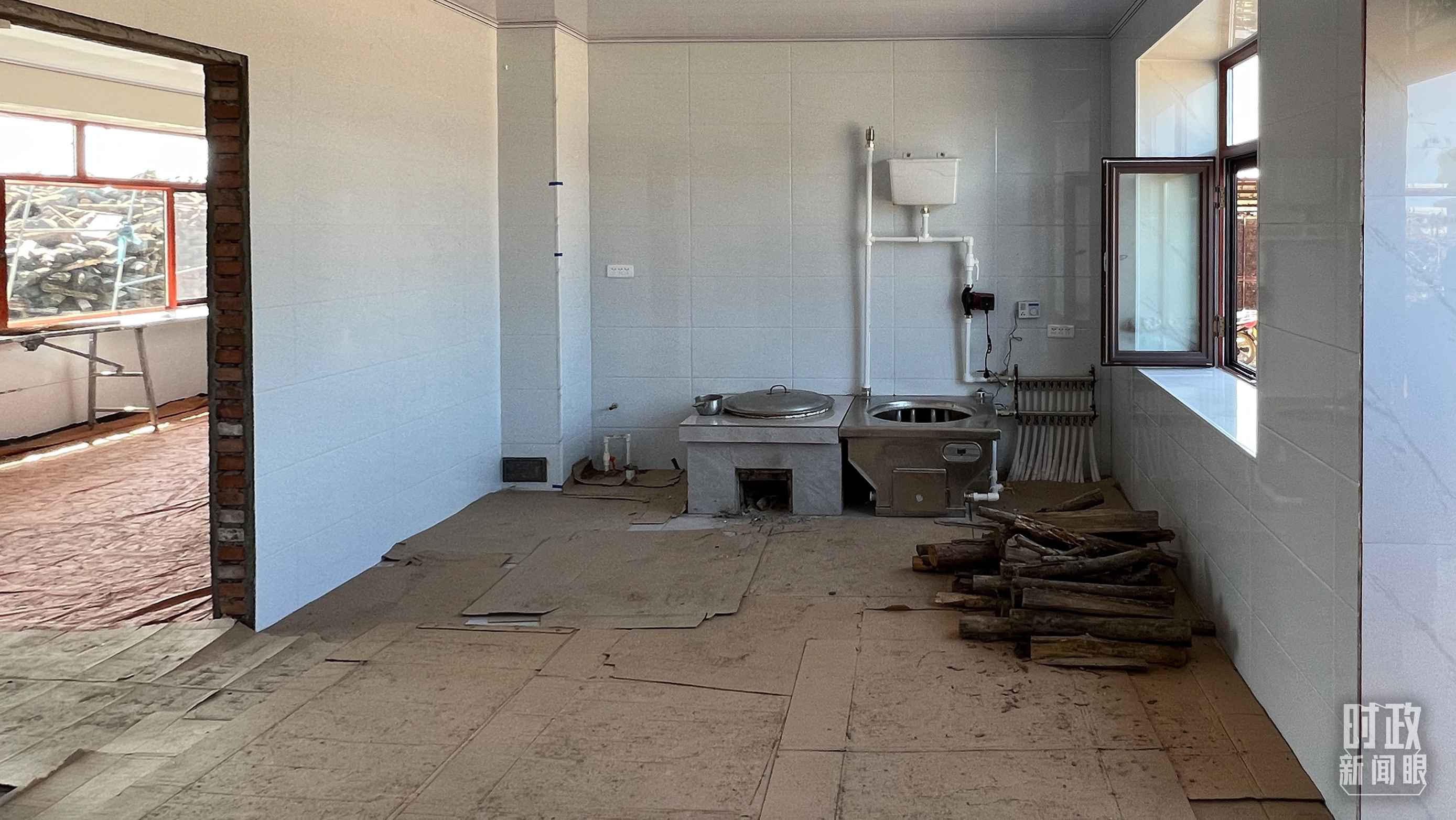 △龍王廟村內(nèi)，受災(zāi)房屋內(nèi)部正在進(jìn)行翻修。（總臺央視記者邢彬拍攝）