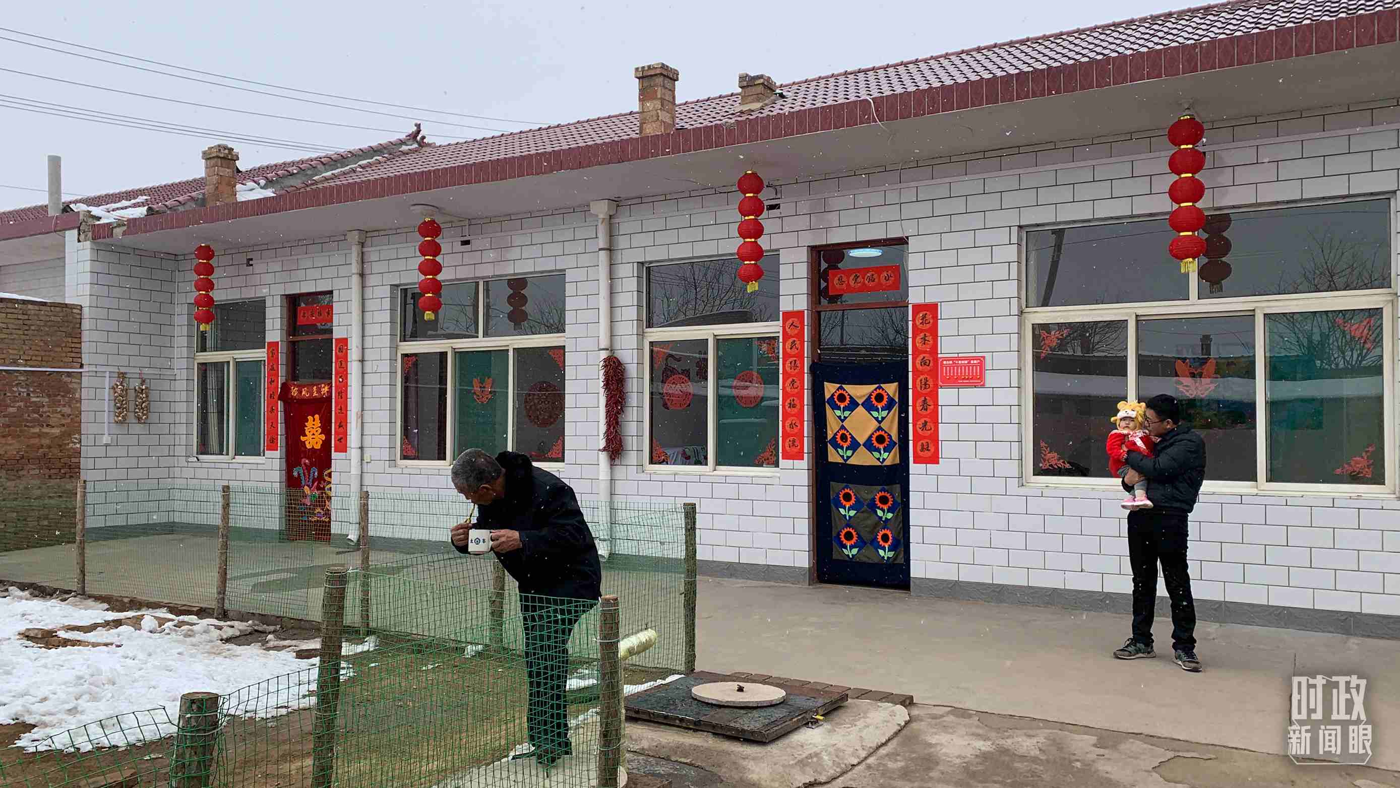 △ 當(dāng)年春節(jié)來臨之前，馮南垣村受災(zāi)村民全部搬進(jìn)了新家。（總臺央視記者段德文拍攝）